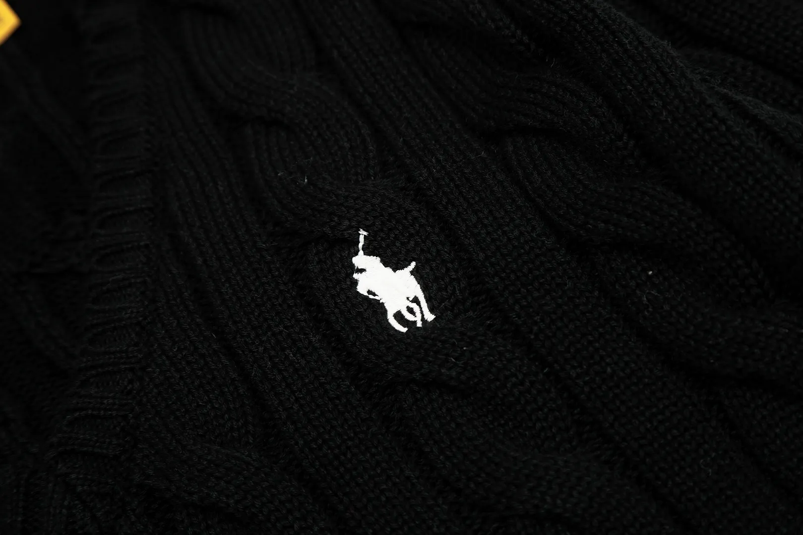 🅿️210 "Top quality" Style number: DS019# [Ralph Lauren V-neck solid color pony embroidered logo hemp flower knitted sweater] ✅Ralph Lauren Ralph Lauren goddess slim basic classic V-neck hemp flower pullover sweater ✅Main supplier platform live broadcast Wholesale entity Replacement when out of stock Not removed from shelves ✅ZP quality 1:1 version Scan the code to enter the GF website Counter quality ✅Detailed quality The only one in Guangzhou Imported quality cotton yarn, focusing on high-end, cost-effective, good quality, needless to say, ✅ simple and easy to match, a must-have item for ootd, good-looking clothes are never picky, a must-have in the goddess' wardrobe, recommended. Size: S-L Color: Black, off-white, gray, navy blue, khaki, pink, light blue, rose red, brown, Chinese red